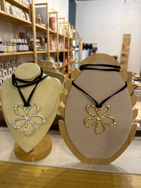 Collares de cuero con flor
