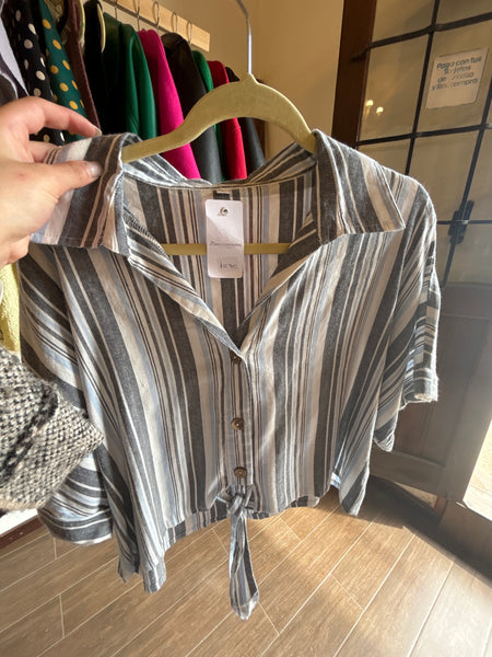 Blusas con tallas de lino cortas
