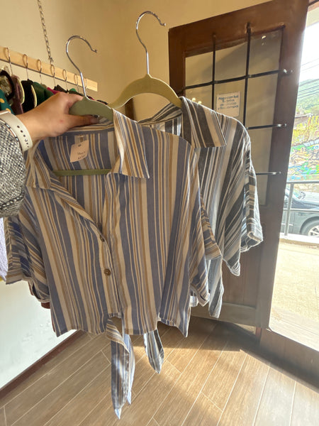 Blusas con tallas de lino cortas